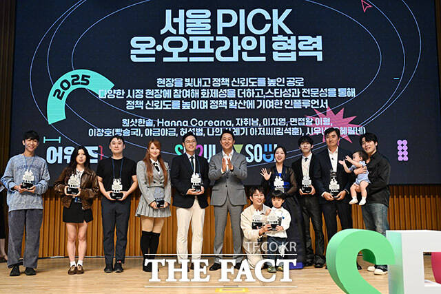 서울 인플루언서 어워즈 참석해 기념촬영 하는 오 시장(가운데)와 인플루언서들.