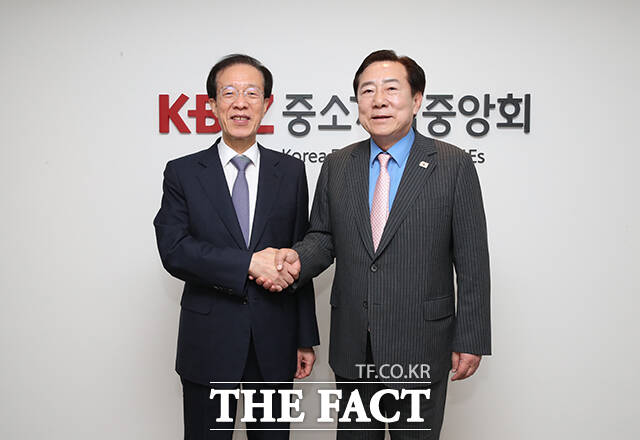 이석연 국민통합위원장(왼쪽)이 1일 오전 서울 여의도 중소기업중앙회에서 열린 중소기업 성장과 양극화 해소를 위한 협약식에 참석해 김기문 중소기업중앙회 회장과 기념사진을 찍고 있다. /국민통합위원회