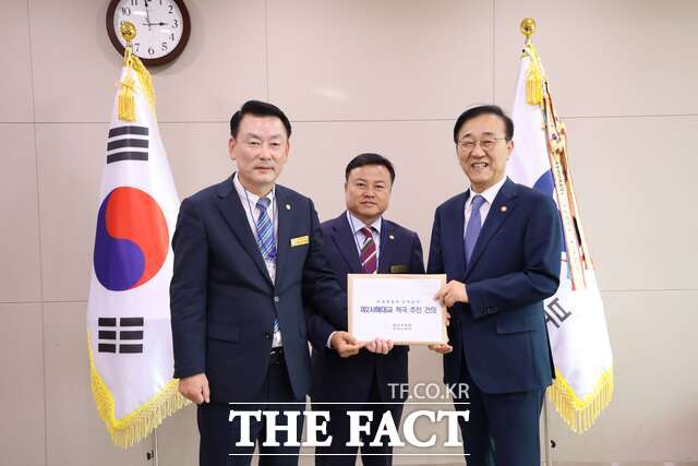 당진시의회 제2서해대교 특별위원회는 1일 김윤덕 국토교통부 장관과 만나 제2서해대교 건설의 조속한 추진을 강력히 건의했다. /당진시의회