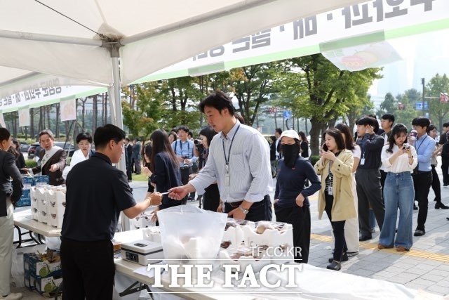 영암군이 1일 국회 소통관 앞마당에서 2025 국회 영암 무화과·배·멜론 직거래 행사를 개최하고 있다./영암군