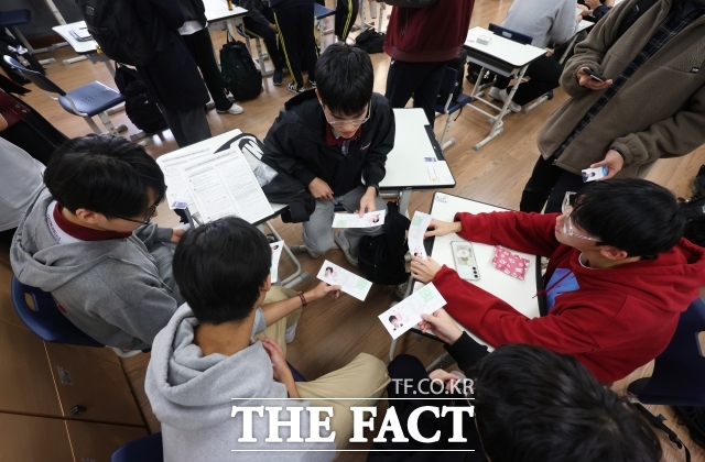 2025학년도 대학수학능력시험 예비소집일인 지난해 11월 13일 서울 종로구 중앙고등학교에서 3학년 학생들이 교사로부터 수험표를 배부받은 뒤 확인하고 있다. /더팩트 DB