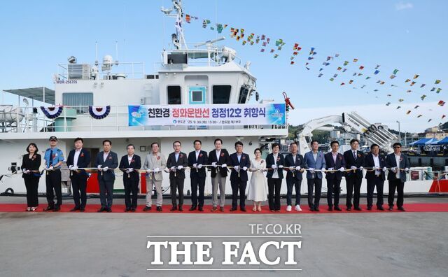 완도군이 다목적 친환경 정화 운반 청정 12호의 취항식을 개최하고 있다./완도군