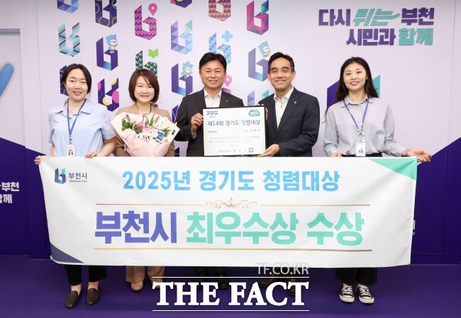 조용익 부천시장이 청렴대상 담당 직원들과 기념촬영을 하고 있다./부천시