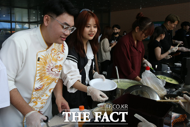 지난해 목원대 생활관 광장에서 진행한 세계음식문화축제 모습. /목원대