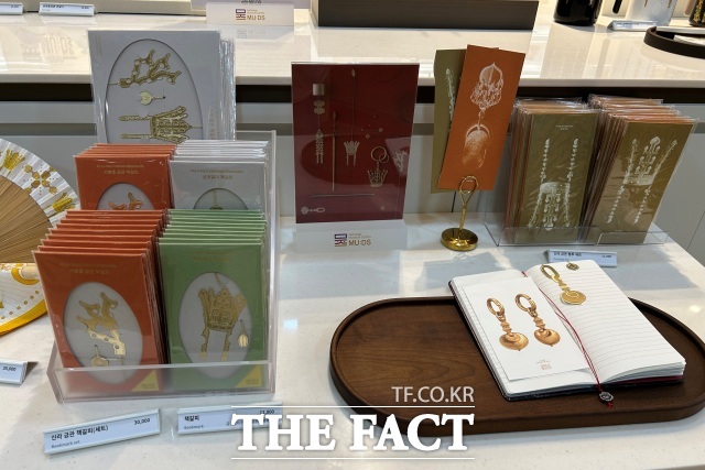 신라 금관·금귀걸이 책갈피. /이상빈 기자