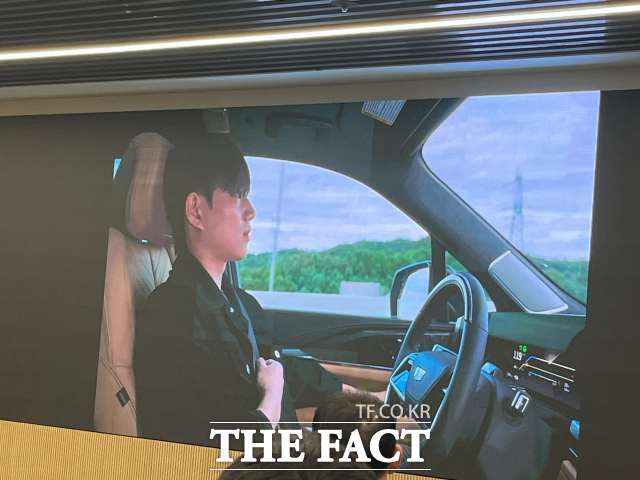 한국GM이 개최한 기자간담회에서 재생된 영상에서 운전자가 운전대를 잡지 않고 슈퍼크루즈가 작동되는 모습이 연출되고 있다. /최의종 기자