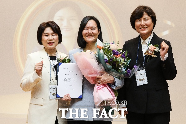김남희 국회의원(가운데)이 양성평등정책대상 특별상을 수상했다. /김남희 의원실