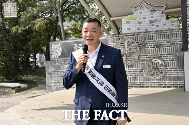 최원철 공주시장이 1일 카카오 단골버스 협약 및 캠페인에서 축사를 하고 있다. /공주시