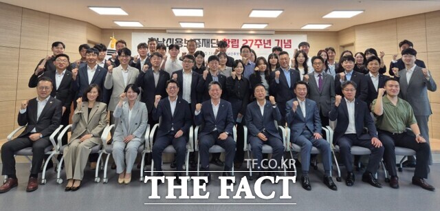 1일 충남신용보증재단 내포 본점 강당에서 창립 27주년 기념식을 갖은 후 조소행 이사장을 비롯한 임직원들이 기념촬영을 하고 있다. /충남신보