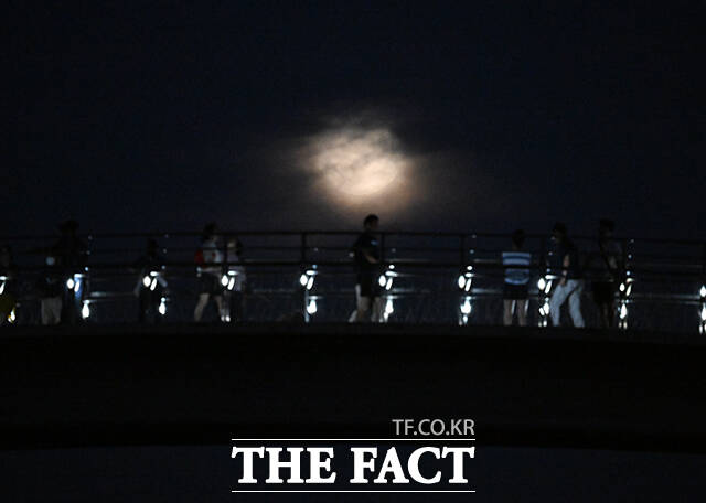 추석 당일인 6일 밤 서쪽과 남쪽 지역은 구름 사이로 보름달을 관측할 수 있겠다. 다만 동쪽 지역은 흐리고 비가 오는 곳이 많아 달 관측이 어려울 것으로 분석됐다. /배정한 기자