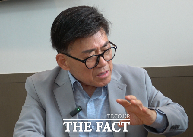 엄영수가 연예비사, 남기고 싶은 이야기의 출간 기념 북콘서트를 가졌다. 북콘서트 직후 가진 인터뷰에서 그는 딱딱하고 무거운 출판기념회 대신 재밌는 쇼로 기획하게 됐다고 말했다. /이환호 기자