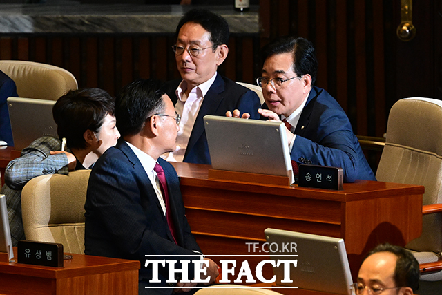 국민의힘이 TF와 특위 등 잇따라 출범시키고 있으나 여론 결집에는 한계가 있다는 지적이 제기된다. 사진은 송언석 국민의힘 원내대표가 유상범 의원 등과 대화하고 있는 모습. /남윤호 기자