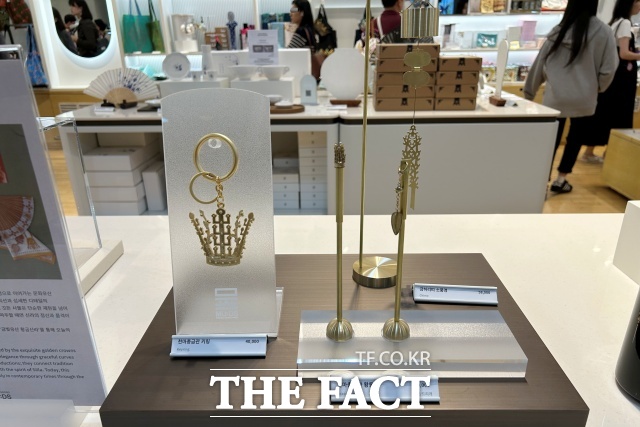 1일 서울 용산구 국립중앙박물관 뮤지엄숍에서 신라 금관 특별 뮷즈가 판매되고 있다. 사진 속 제품은 천마총 금관 키링(왼쪽)과 천마총 금관·드리개 황동펜. /이상빈 기자