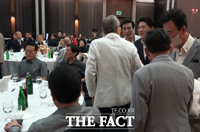 엄영수가 북콘서트에 참석한 한국코미디언협회 김학래 회장과 대한가수협회 박상철 회장 등을 맞이하고 있다. 사진 맨 위는 후배 개그맨 김정렬이 북콘서트를 시작하는 인삿말을 하고 있다