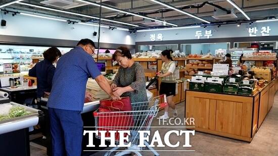 지난 7월 말 파주시가 시 직영 1호 직매장으로서 문을 연 로컬푸드 직매장 문산점을 찾은 시민들이 지역에서 생산된 농산물로 장바구니를 채우고 있다. /파주시