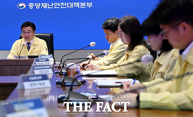 윤호중 행정안전부 장관(왼쪽)이 1일 오전 서울 종로구 정부서울청사에서 열린 국가정보자원관리원 행정정보시스템 화재 관련 중앙재난안전대책본부 7차 회의를 주재하고 있다. /임영무 기자