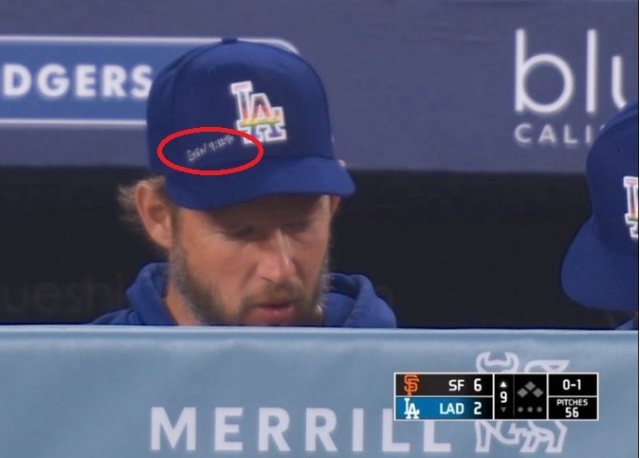 성소수자를 상징하는 무지개빛 다저스 로고가 새겨진 모자를 쓰고 있는 커쇼. 커쇼는 여기에 성경 창세기의 한 구절을 넣어 무지개의 본래 의미를 강조했다. / TV 화면 캡처