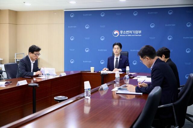 노용석 중소벤처기업부 차관(가운데)이 1일 서울 영등포구 중소기업기술정보진흥원에서 소비활성화 TF 제4차 회의를 열고 소비 촉진 프로그램의 추진 상황을 점검하고 있다. /중소벤처기업부 제공