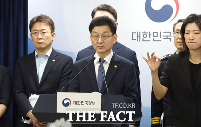 국무총리실 산하 검찰개혁추진단이 1일 공식 출범하면서 검찰청 폐지와 중수청·공소청 신설이 본격화할 전망이다. 단장은 윤창렬 국무조정실장(가운데)이 맡는다. /뉴시스