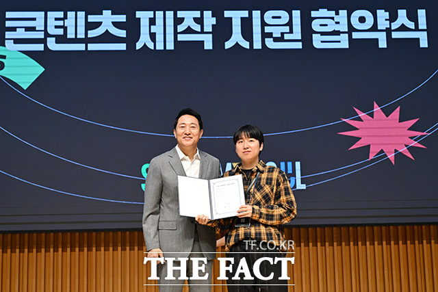 오세훈 서울시장(왼쪽)과 인플루언서 코너가 1일 오전 서울 중구 서울시청에서 열린 서울 인플루언서 어워즈에서 콘텐츠 제작 지원 협약식을 마친 뒤 기념촬영을 하고 있다. /남용희 기자