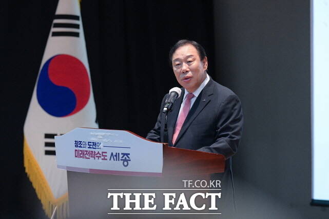 최민호 세종시장이 1일 시청 여민실에서 열린 10월 직원 소통의 날 행사에서 인사말을 하고 있다. /세종시