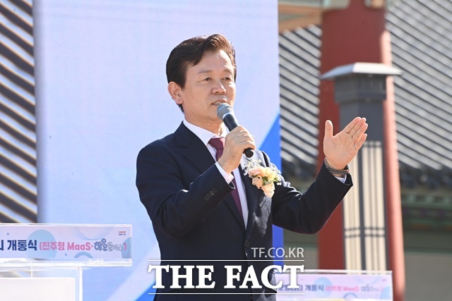 조규일 진주시장이 전국 최초로 도입한 미래형 대중교통 시스템인 ‘진주형 미래 모빌리티(MaaS, 하모 콜버스)’개통식에서 인사말을 하고 있다. /진주시