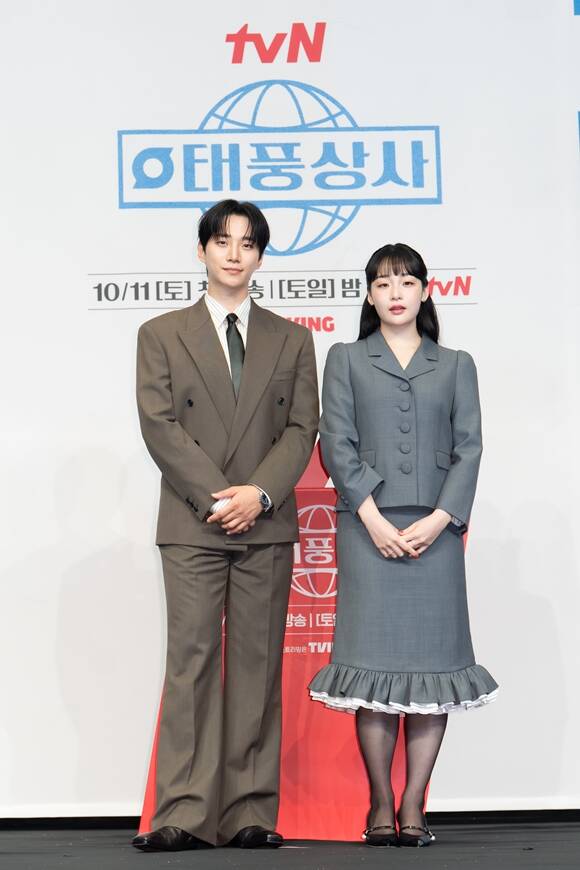 배우 이준호(왼쪽)와 김민하가 1일 오후 2시 서울 구로구 더 링크 서울에서 진행된 tvN 토일드라마 태풍상사 제작발표회에 참석해 다양한 이야기를 나눴다. /tvN