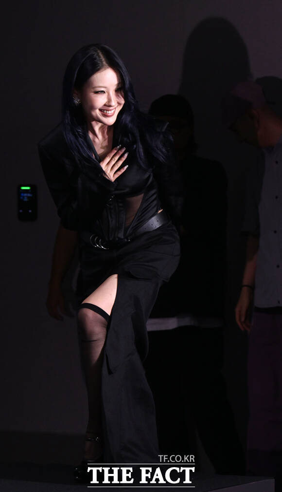 뷰티 크리에이터 이사배가 1일 오후 서울 광진구 풀만 앰배서더 서울 이스트폴 호텔에서 열린 쿠팡플레이 예능 저스트 메이크업 제작발표회에 참석하고 있다. /이새롬 기자