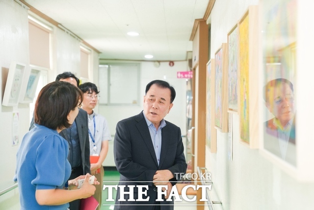 김지철 충남교육감이 도내 사회복지시설을 찾아 관계자와 담소를 나누고 있다. /충남교육청