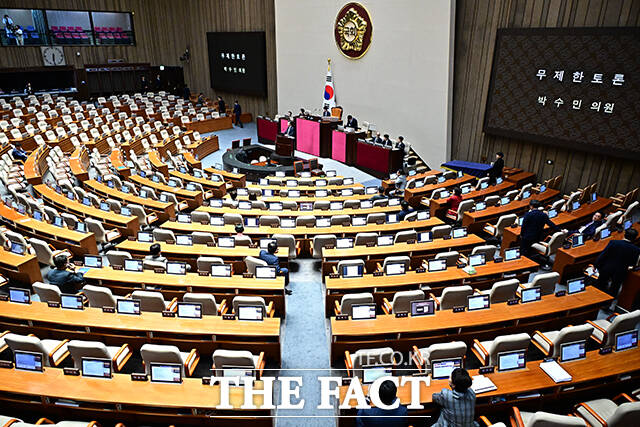 내년 지방선거를 앞둔 국민의힘은 중도 민심을 얻을 수 있도록 실효성 있는 대책 마련이 시급한 상황이다. 사진은 박수민 국민의힘 의원이 지난 25일 정부조직법 일부개정법률안(대안)에 대한 무제한 토론(필리버스터)을 시작하고 있는 모습. /배정한 기자