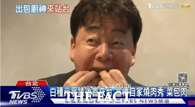 식품위생법, 농지법, 원산지 표기법 위반 등의 법적 문제와 자사 제품 품질 논란, 지역 축제에서 요리에 농약통으로 만든 분무기 사용 문제 등으로 인해 지난 5월 방송 활동 중단을 선언했던 백종원 더본코리아 대표가 4달 만에 대만의 한 방송에 등장했다. /온라인 커뮤니티 갈무리
