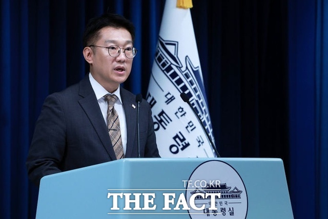 김남준 대통령실 대변인은 1일 오후 용산 대통령실 브리핑을 통해 국정감사 불출석 논란이 이어진 김현지 제1부속실장과 관련해 김 실장 본인은 국회가 결정하는 바에 100% 따르겠다는 입장을 분명히 하고 있고, 그 입장에 변함이 없다고 말했다. /뉴시스