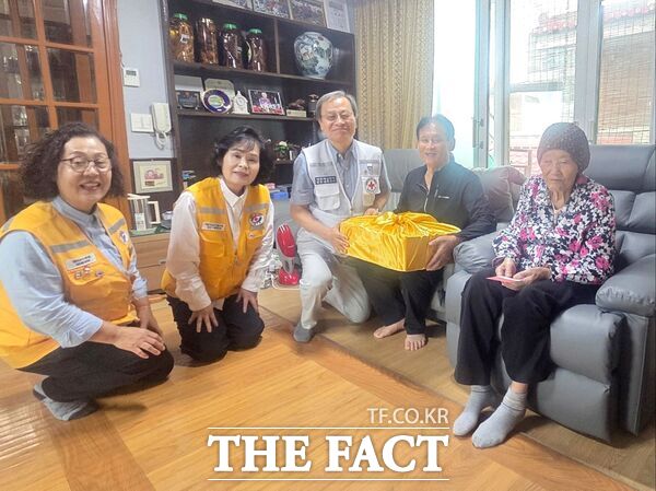 대한적십자사 대전세종지사는 1일 추석 명절을 맞아 송하영 회장과 이묘인 대전세종봉사회협의회 회장이 직접 참여해 대전시 대덕구에 거주하는 고령 이산가족을 방문해 위로했다. /대한적십자사 대전세종지사