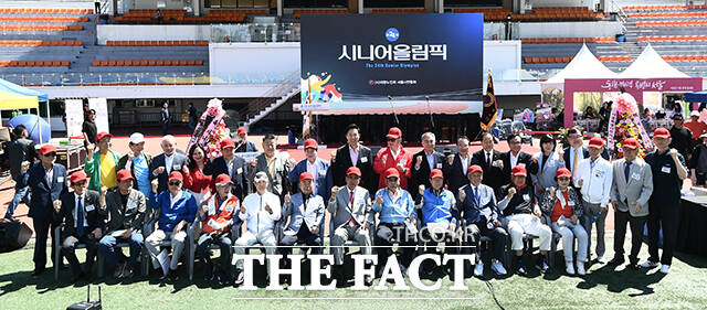 오세훈 서울시장과 김호일 대한노인회장, 고광선 서울시 노인엽합회장 등 내빈들이 지난해 6월 4일 오전 서울 용산구 효창운동장에서 열린 제24회 시니어올림픽에 참석해 기념촬영을 하고 있다. /박헌우 기자