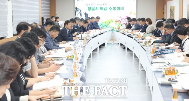 정읍시가 확대 간부회의를 열고 연내 중점 사업 추진 상황과 추석맞이 준비 사항을 점검했다. /정읍시