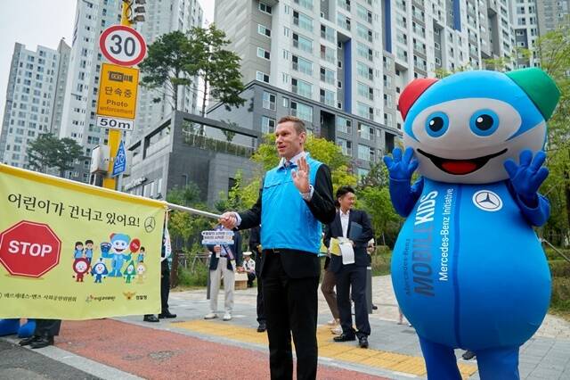 지난 30일 서울 서대문 인왕초등학교 앞에서 메르세데스-벤츠 사회공헌위원회 마티아스 바이틀 의장이 교통안전 지도 활동을 하는 모습. /벤츠코리아