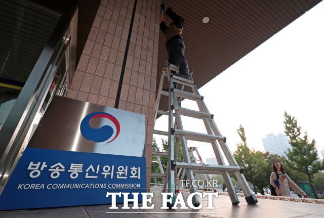 1일 오전 경기도 과천시 정부과천청사에서 방송통신위원회 현판이 철거되어 있다. 정부는 전날 이재명 대통령 주재로 열린 국무회의에서 지난 2008년 출범한 방송통신위원회를 폐지하고 방송미디어통신위원회(방미통위)를 설치하는 내용의 방미통위 설치법을 의결했다. /뉴시스