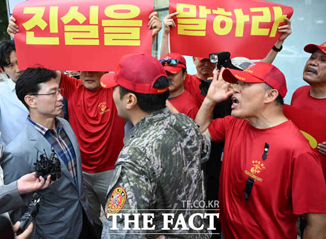 임성근 전 해병대 1사단장이 7월 29일 오전 서울 서초구 순직해병 특검 사무실에 자진 출석해 입장을 밝히는 도중 해병대 예비역연대 전우들의 진실을 밝히라는 항의를 받고 있다. /이새롬 기자