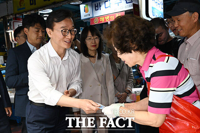 주석 앞두고 마포농수산물시장 방문한 전재수 해수부 장관(왼쪽).