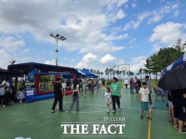 신성대가 ‘2025 당진 삽교호 드론 라이트 쇼’ 행사 당일에 삽교호 바다공원에서 드론 체험부스를 운영한다. /당진시