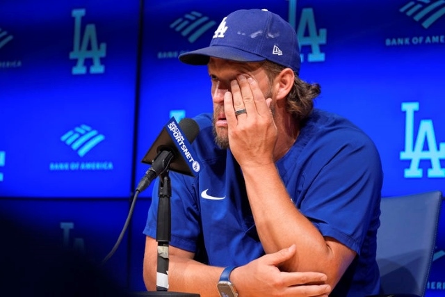 지난 18일 LA 다저스타디움에서 은퇴 기자회견을 하고 있는 커쇼. '살아있는 전설'의 은퇴발표는 미국은 물론, 전 세계 야구팬들을 놀라게 했다. / AP뉴시스