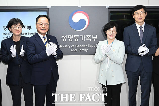 원민경 성평등가족부 장관(오른쪽 두 번째)과 정구창 차관 등 내빈들이 1일 오후 서울 종로구 정부서울청사에서 열린 성평등가족부 현판식에 참석해 박수를 치고 있다. /임영무 기자