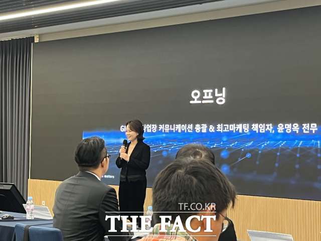 윤명옥 한국GM 커뮤니케이션 총괄 겸 최고마케팅책임자 전무가 1일 오전 서울 강남구 오크우드센터에서 열린 슈퍼크루즈 기자간담회에서 발언하는 모습. /최의종 기자