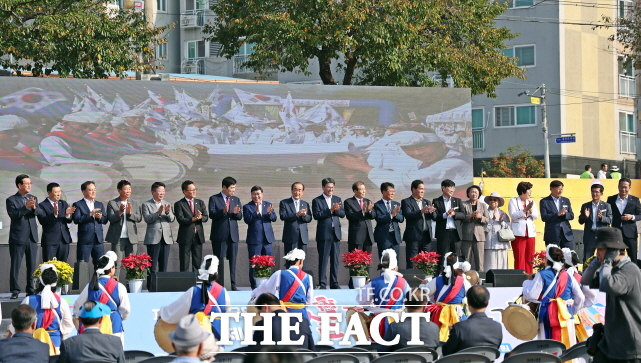 청양군이 1일 백세건강공원에서 제64회 청양군민의 날 기념 제23회 칠갑문화제를 열고 있다. /청양군