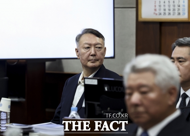 윤석열 전 대통령이 지난달 26일 서울 서초구 서울중앙지방법원에서 열린 특수공무 집행 방해, 직권남용 권리행사 방해 혐의 첫 재판에 출석해 있다./사진공동취재단