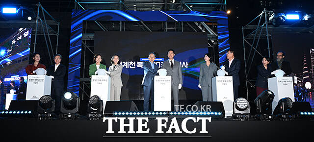 이명박 전 대통령과 오세훈 서울시장, 나경원 국민의힘 의원, 배현진 국민의힘 의원, 최호정 서울시의회 의장 등 내빈들이 1일 오후 서울 중구 청계광장에서 열린 청계천 복원 20주년 행사에 참석해 청계천 공공미술 점등 퍼포먼스를 하고 있다. /박헌우 기자