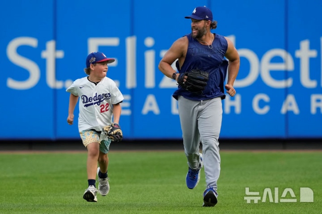 지난 28일(현지 시간) 신시내티 레즈와의 원정경기에 앞서 앞서 아들 찰리와 경기장을 달리고 있는 커쇼. 커쇼는 은퇴 후 계획에 대해