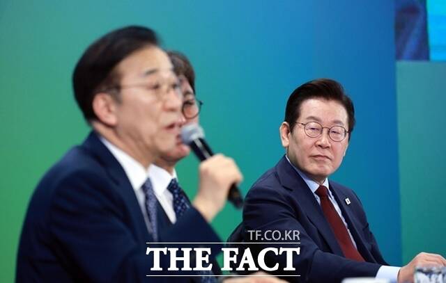 이재명 정부가 지난달 초 9·7 공급대책을 내놓고 잇따라 규제 시그널을 보냈지만 서울 집값은 계속 오르고 있다. 이재명 대통령이 지난달 12일 강원 춘천시 강원창작개발센터에서 열린 강원의 마음을 듣다 타운홀 미팅에서 김윤덕 국토교통부 장관의 발언을 듣고 있다. /뉴시스