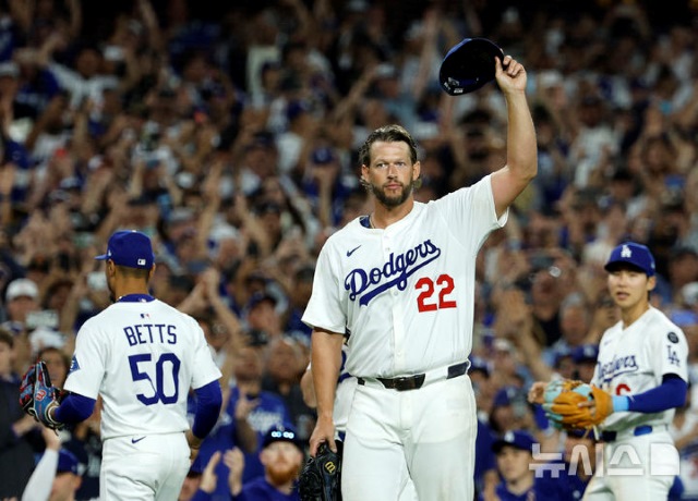 지난 7월 2일 시카고 화이트삭스와 경기 6회초에 통산 3000 탈삼진을 기록한 뒤 모자를 벗고 팬들에게 인사하고 있는 커쇼. 이제 커쇼의 기록은 더이상 업데이트되지 않는다. / AP 뉴시스