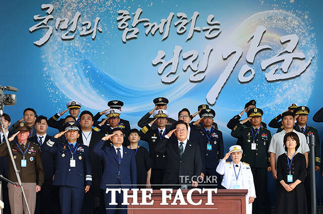 이재명 대통령(앞줄 왼쪽 다섯번째)이 1일 오전 충남 계룡대에서 열린 건군 77주년 국군의 날 기념식에 참석해 거수경례를 하고 있다. /계룡=뉴시스